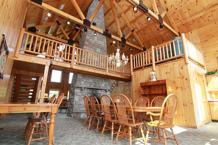 Amplia casa de troncos de 8bd y 7ba en el lago Beltzville en el sur de Poconos - Sin fiesta de graduación in Condado de Carbon (PA)