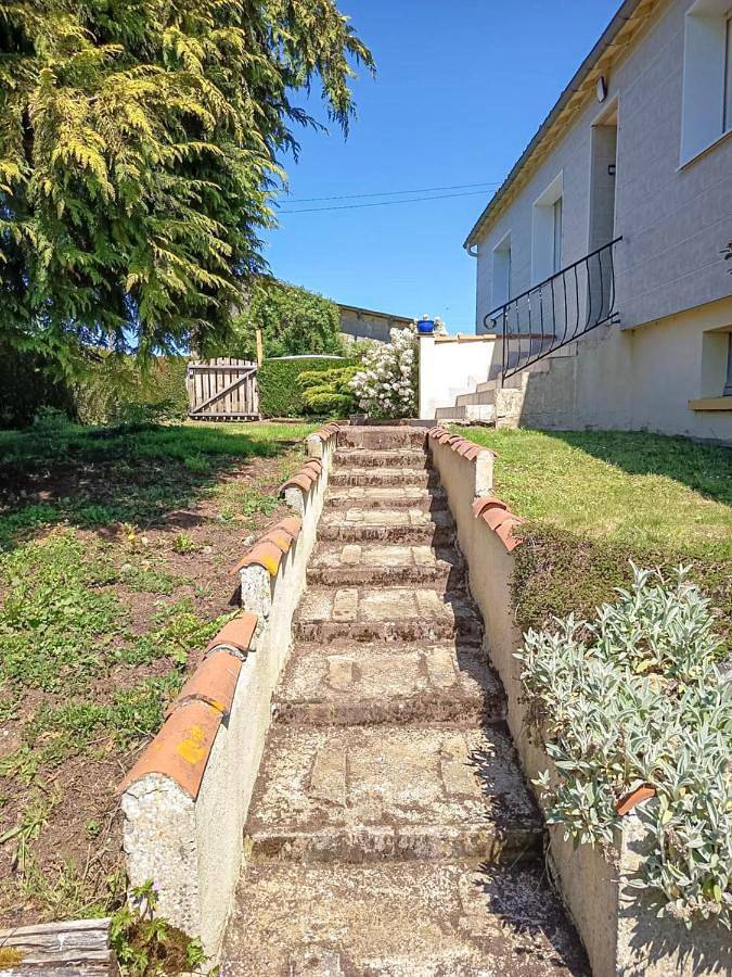 Location de vacances pour 8 personnes, avec terrasse et vue à Montournais - 4