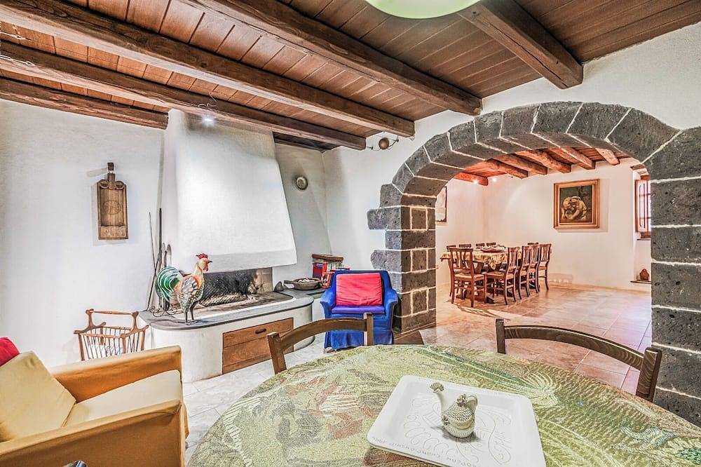 Bonita casa de pueblo reformada con terraza y dos baños. in Sèneghe, Cerdeña