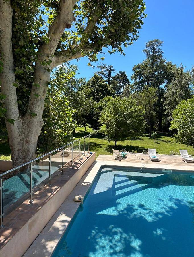 Chalet para 12 personas, con vistas además de jardín y piscina - 1