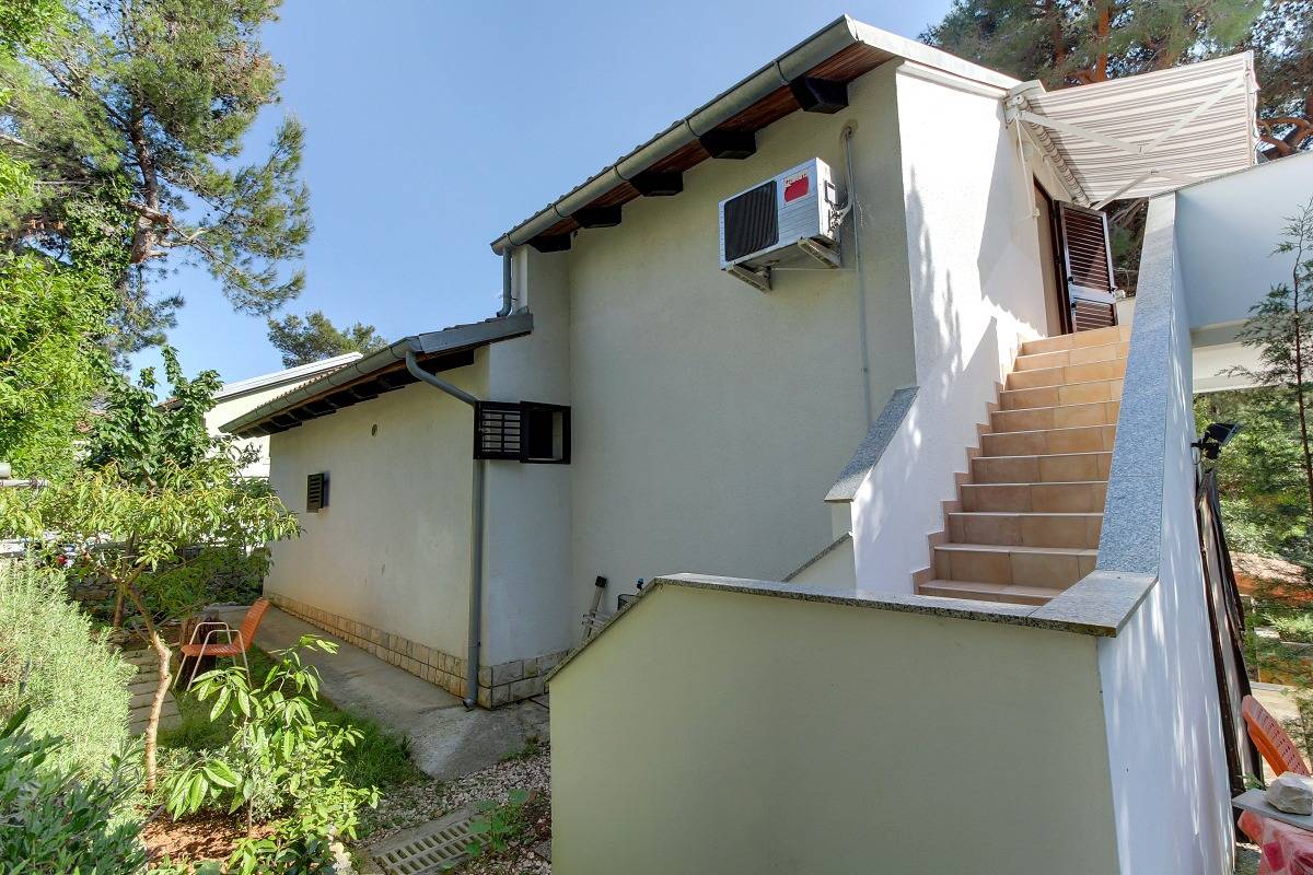 Ganze Wohnung, 1-Zimmer-Ferienwohnung mit Terrasse Artatore, Losinj A-8087-a in Aratore, Kvarner Inseln