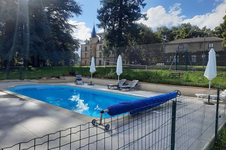 Gîte pour 25 personnes, avec Jardin et Piscine à Haute-Rivoire