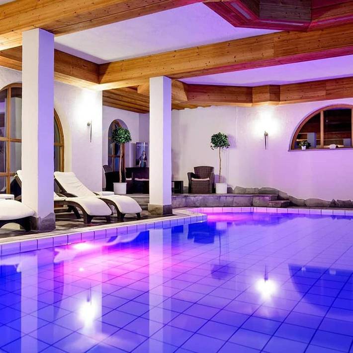 Hotel für 4 Personen, mit Balkon und Terrasse sowie Garten und Pool in Schönmünzach