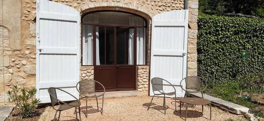 Gîte pour 2 personnes, avec vue ainsi que jardin et terrasse à Puimoisson