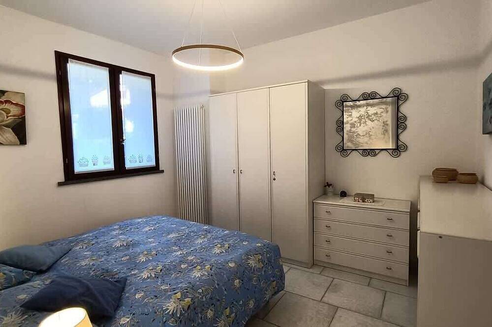 House with garden, swimming pool, parking in Arbosto, Domaso