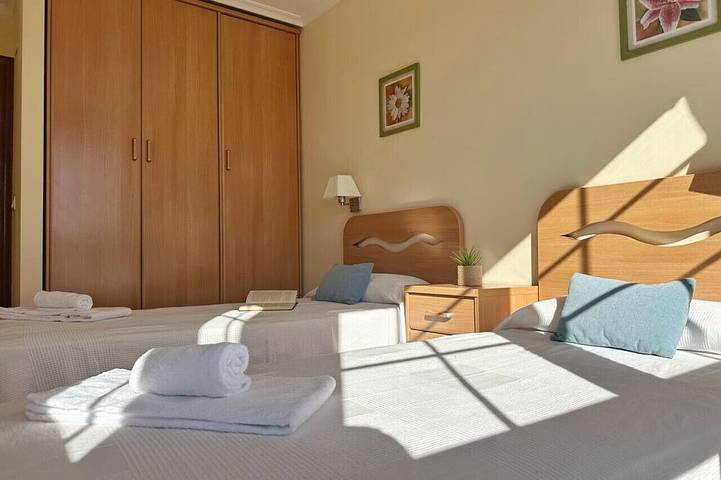 Ganze Wohnung, Disfruta de tus vacaciones en Cantabria en este cómodo apartamento con piscina a unos pasos de la playa del Sable en Isla. in Isla, Arnuero