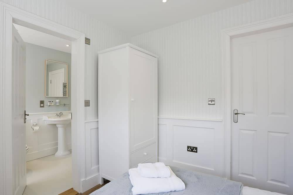 Entire apartment, The Pier - luxury hotel style, central apartment with fantastic sea views in Southwold, Waveney District