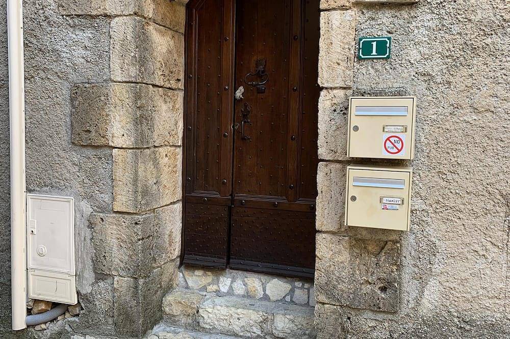 Entire apartment, Apartment 57 m2 in the heart of Tourtour in Tourtour, Draguignan region