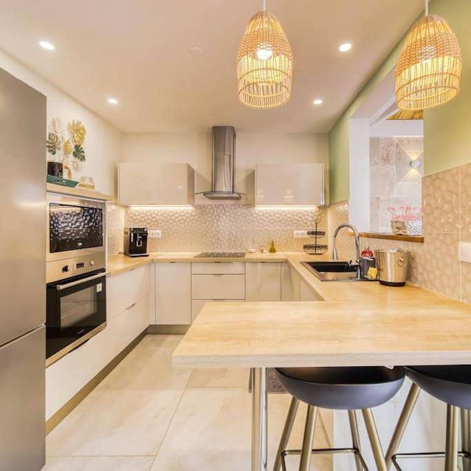 Location de vacances pour 8 personnes, avec terrasse ainsi que jacuzzi et piscine à La Saline les Bains - 3