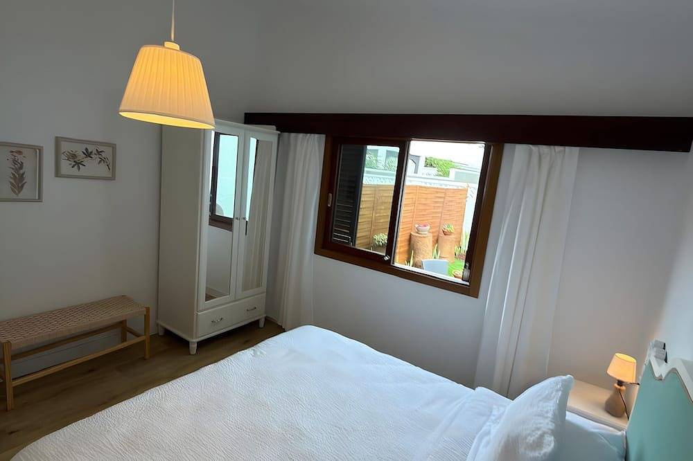 Entire apartment, Vacation Apartment 'Rayo Verde' with Sea View, Shared Terrace and Wi-Fi in Punta del Hidalgo, San Cristóbal de La Laguna