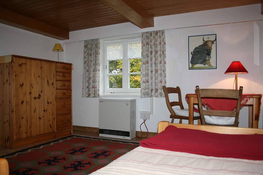 Behaglich eingerichtete Ferienwohnung im Reetdachhaus mit großem Garten in Wobbenbüll, Nordseeküste
