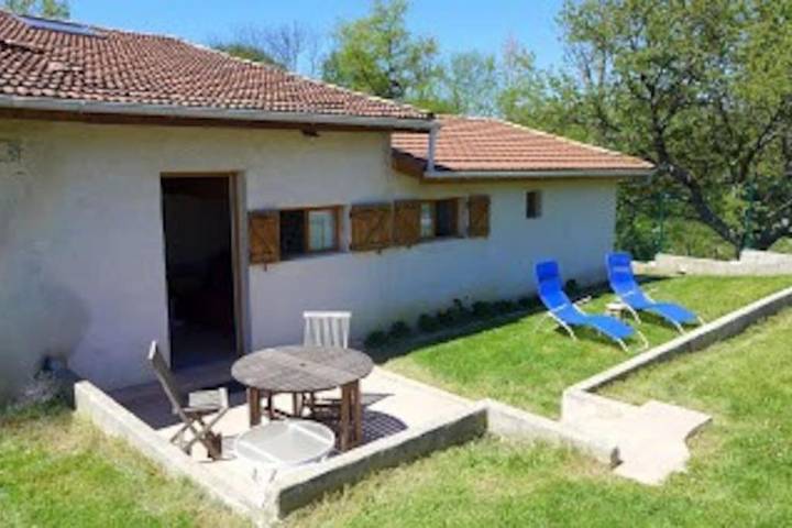 Location de vacances pour 2 personnes, avec jardin ainsi que terrasse et vue dans Fay-le-Clos