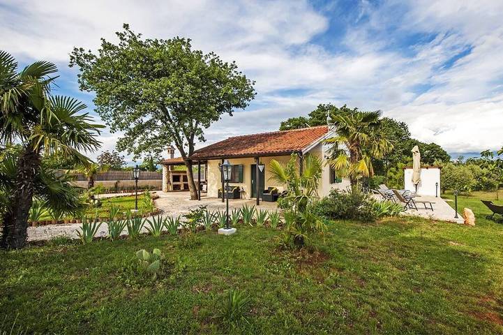 Gîte pour 7 personnes, avec Balcon et Jacuzzi ainsi que Jardin et Sauna