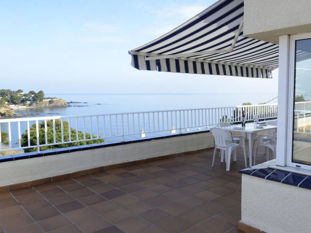 Apartamento entero, Vinya Farella 5 - Fantástico ático con gran terraza, vista al mar, garaje, satélite y wifi. in Llansá, Alt Empordà