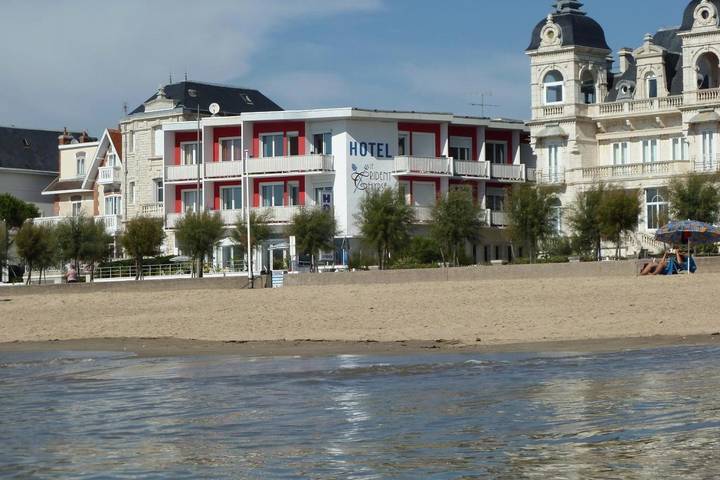 Hôtel pour 2 personnes, avec Balcon ainsi que Terrasse et Jardin à Royan