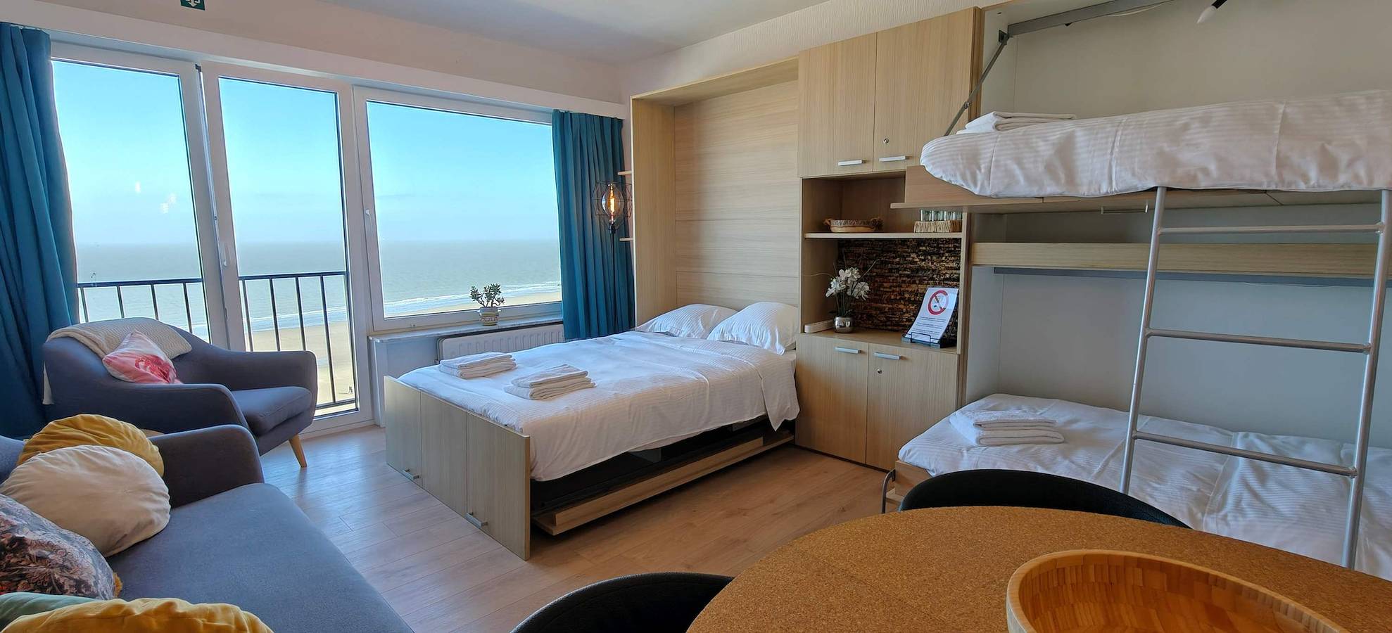 Appartement entier, Seafront Studio w/Stunning Sea Views in Blankenberge, Côte belge