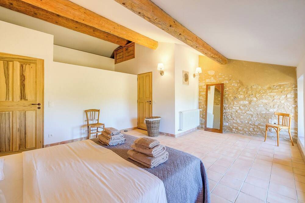 Mas style house in Bonnieux, Luberon, spectacular view, calm, heated pool in Bonnieux, Parque natural regional del Luberon