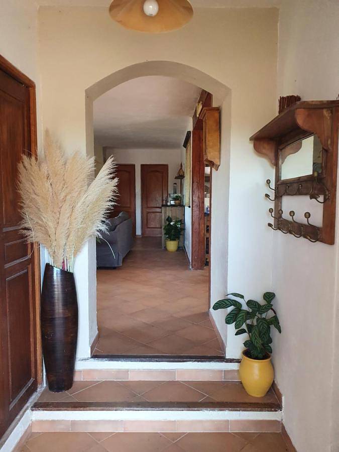 Location de vacances pour 8 personnes, avec vue ainsi que piscine et jardin, animaux acceptés à Le Luc - 3