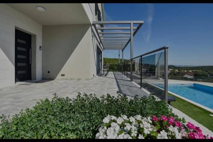 Villa pour 11 personnes, avec balcon ainsi que piscine et vue à Sinj - 4