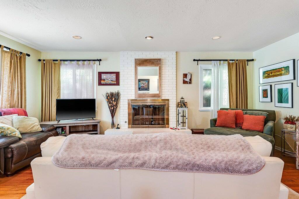 Charming, Single-Level Home w/ Fast Wifi, Gas Fireplace, & a Furnished Patio in Santa Barbara, Santa Barbara County