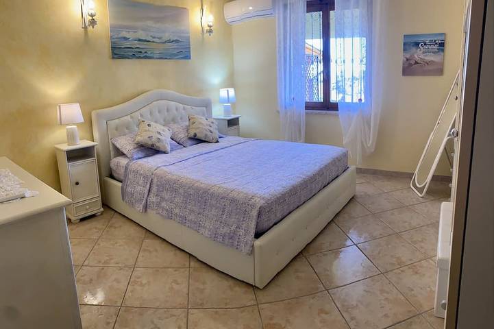 Villa con giardino, relax ed incantevole vista mare a pochi passi dalla spiaggia in Costa Rei, Muravera