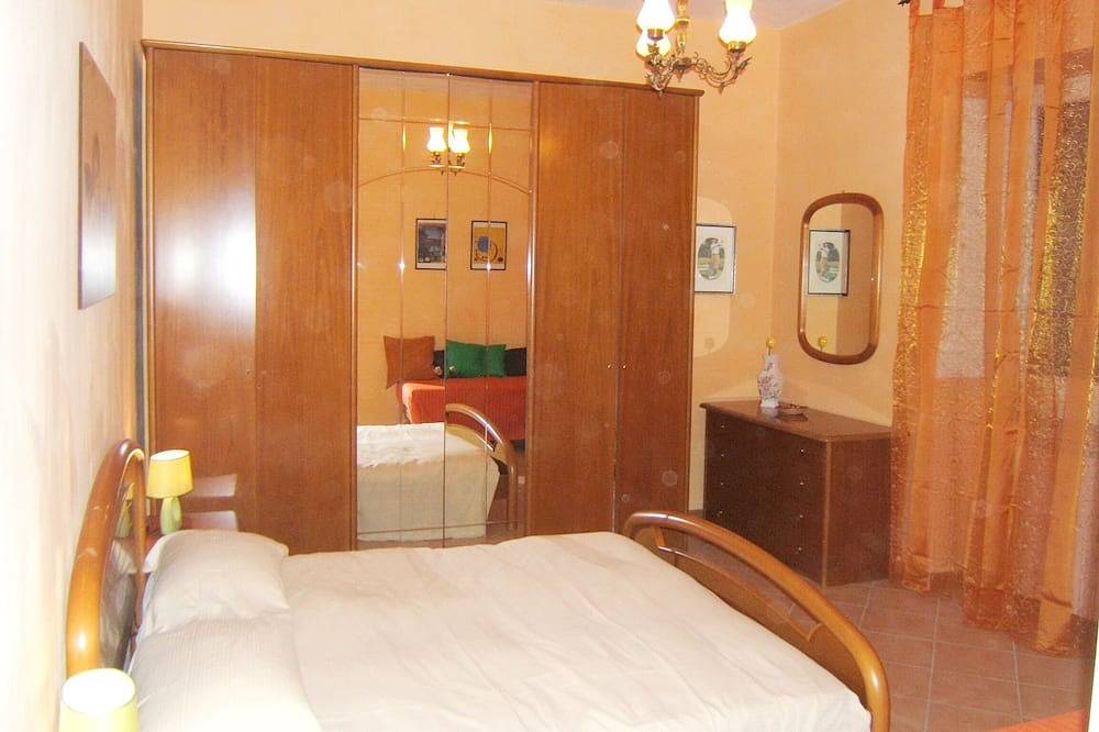 Entire apartment, Apartment An on the first floor in a villa with garden, parking and Wi-Fi in Ercolano, Vesuvio National Park