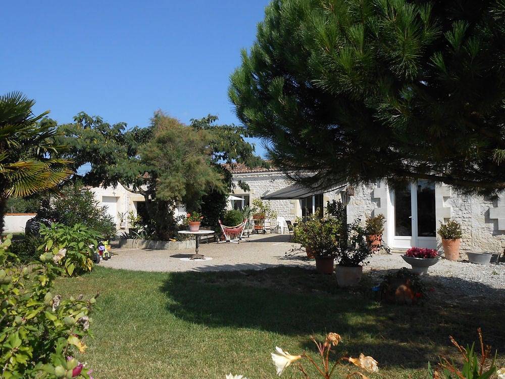 Les Roses Trémières - Chambre Lavande in Gémozac, Région de Saintes