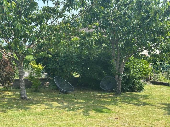 Gîte pour 2 personnes, avec piscine ainsi que jardin et terrasse à Montagnat - 4