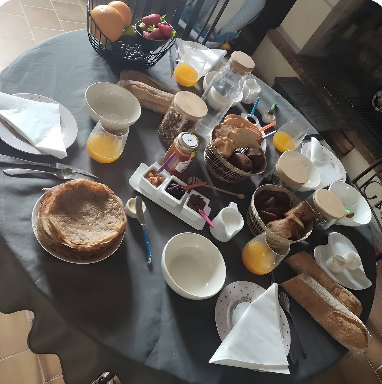 Bed & Breakfast „Grande Chambre Avec Brunch“ mit Wlan in Hommes, Tours und Umgebung
