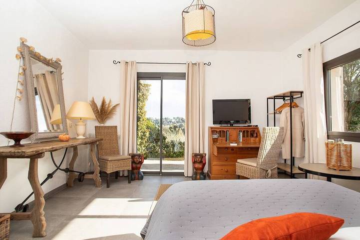 Gîte pour 4 personnes, avec terrasse ainsi que jardin et piscine à Valbonne - 3