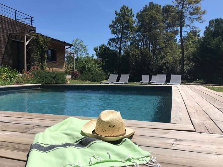Gîte pour 11 personnes, avec terrasse ainsi que piscine et jardin