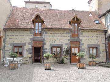 Gîte pour 4 personnes, avec jardin à Mirefleurs