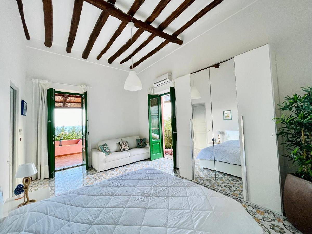 Villa Pomelia, Villa nel corso di Santa Marina Salina a 50 mt dal mare in Santa Marina Salina, Salina