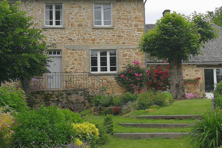 Location de vacances pour 8 personnes, avec terrasse et jardin à La Roche-Canillac