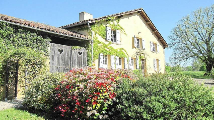 Villa pour 11 personnes, avec piscine ainsi que jardin et balcon dans le Gers