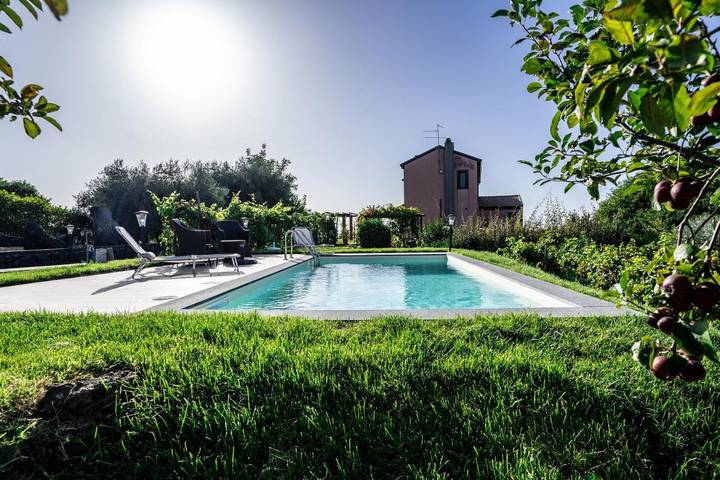 Location de vacances pour 10 personnes, avec piscine ainsi que jardin et vue, animaux acceptés dans Puntalazzo