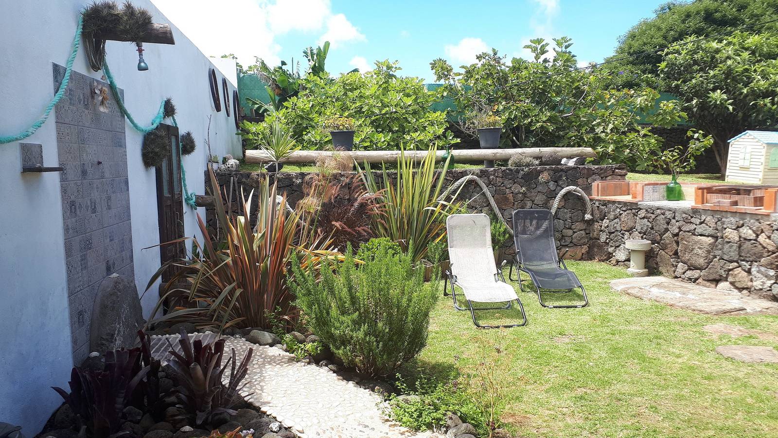 Ferienhaus 'Lovely House in Biscoitos' mit Bergblick, privater Terrasse und Wlan in Altares, Terceira (Azoren)