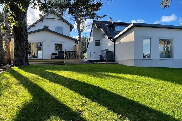 Holiday home for 19 people, with hot tub and garden as well as balcony in North-Wales