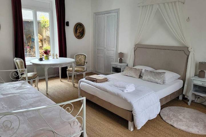 Location de vacances pour 14 personnes, avec balcon et jardin, animaux acceptés à Daumeray