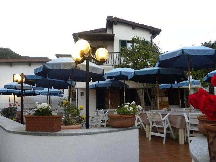 Appartamento per 2 persone, con panorama e giardino nonché balcone in Campo nell'Elba