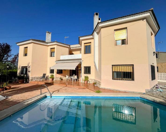 Apartamento para 8 personas, con Balcón y Terraza además de Jardín y Piscina en Requena 
