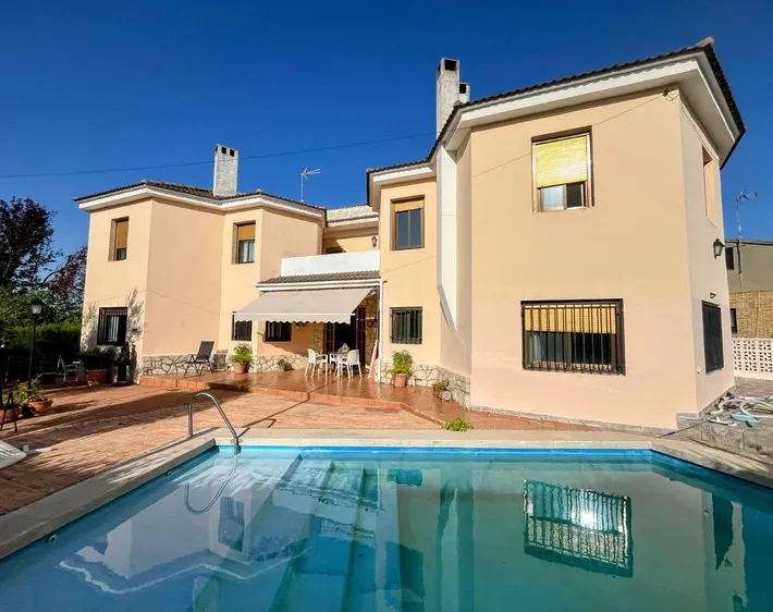 Casa de vacaciones para 8 personas, con piscina y balcón además de jardín y vistas - 1