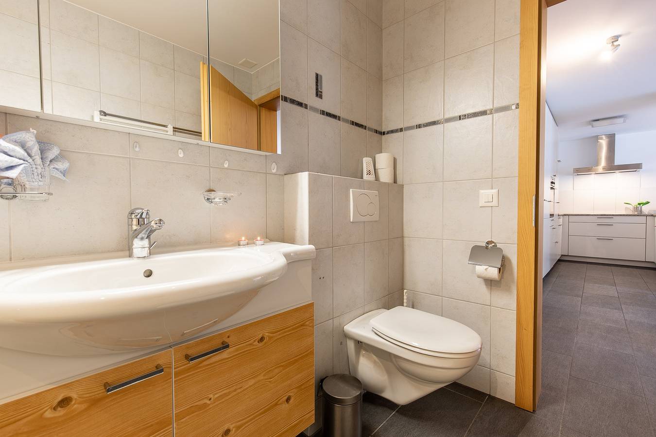 Ganze Wohnung, La Stüvetta: Moderne, qualitativ hochstehend ausgebaute 2.5 Zimmerwohnung direkt bei der Bergbahn Motta Naluns in Scuol, Unterengadin