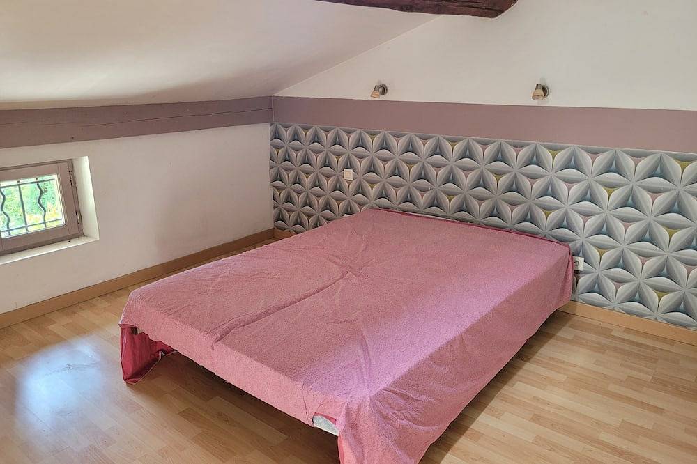Appartement entier, T5 mansardé dans maison de caractère. Jardin et parking privés. in Loubens, Parc naturel régional des Pyrénées ariégeoises