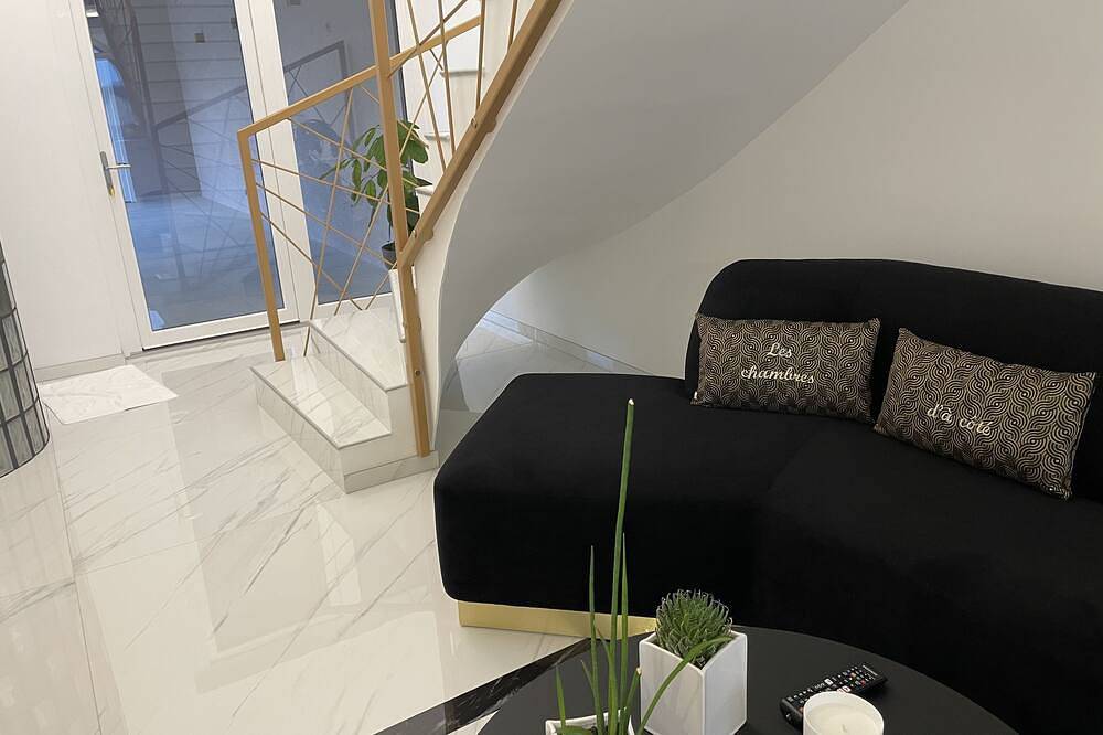 Suite Pleine Lune luxury serenity, outdoor jacuzzi-waterfall shower-island bathtub in Roye, Haute-Saône