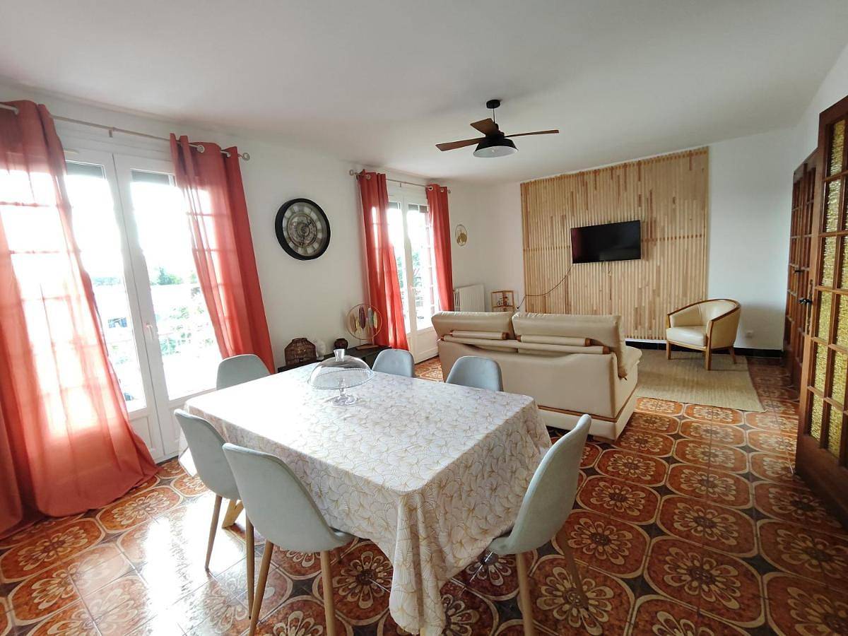Appartement entier, Three-Bedroom Apartment in Digoin, Région de Charolles