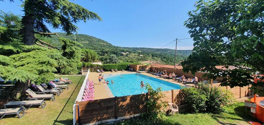 Location de vacances pour 5 personnes, avec piscine et jardin ainsi que vue et bassin pour enfant à Darbres