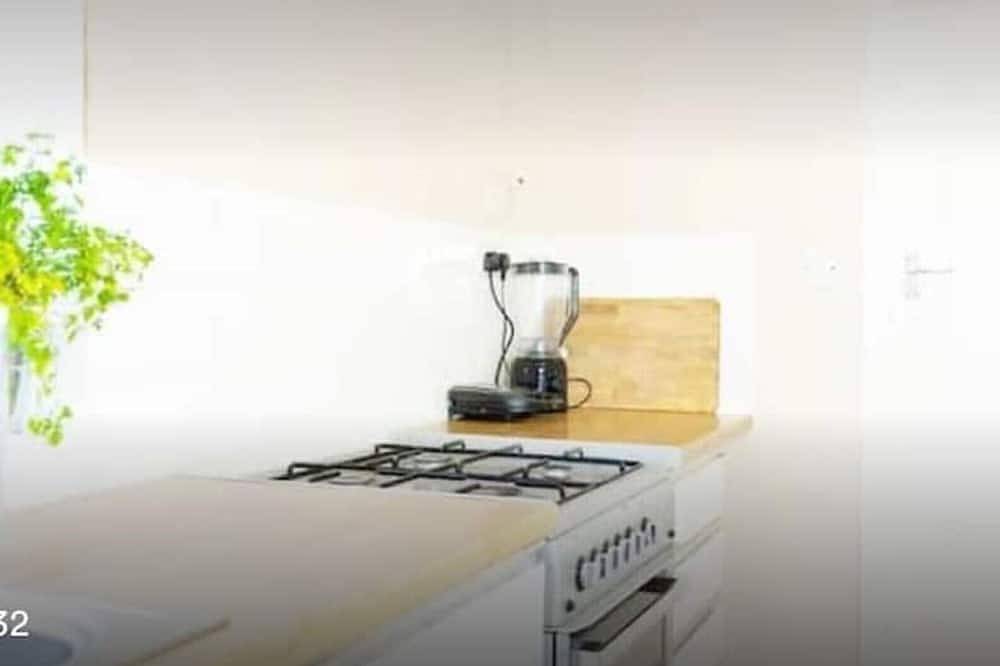 Front Double Bedroom Near Infirmary in Leicester, Heart of England