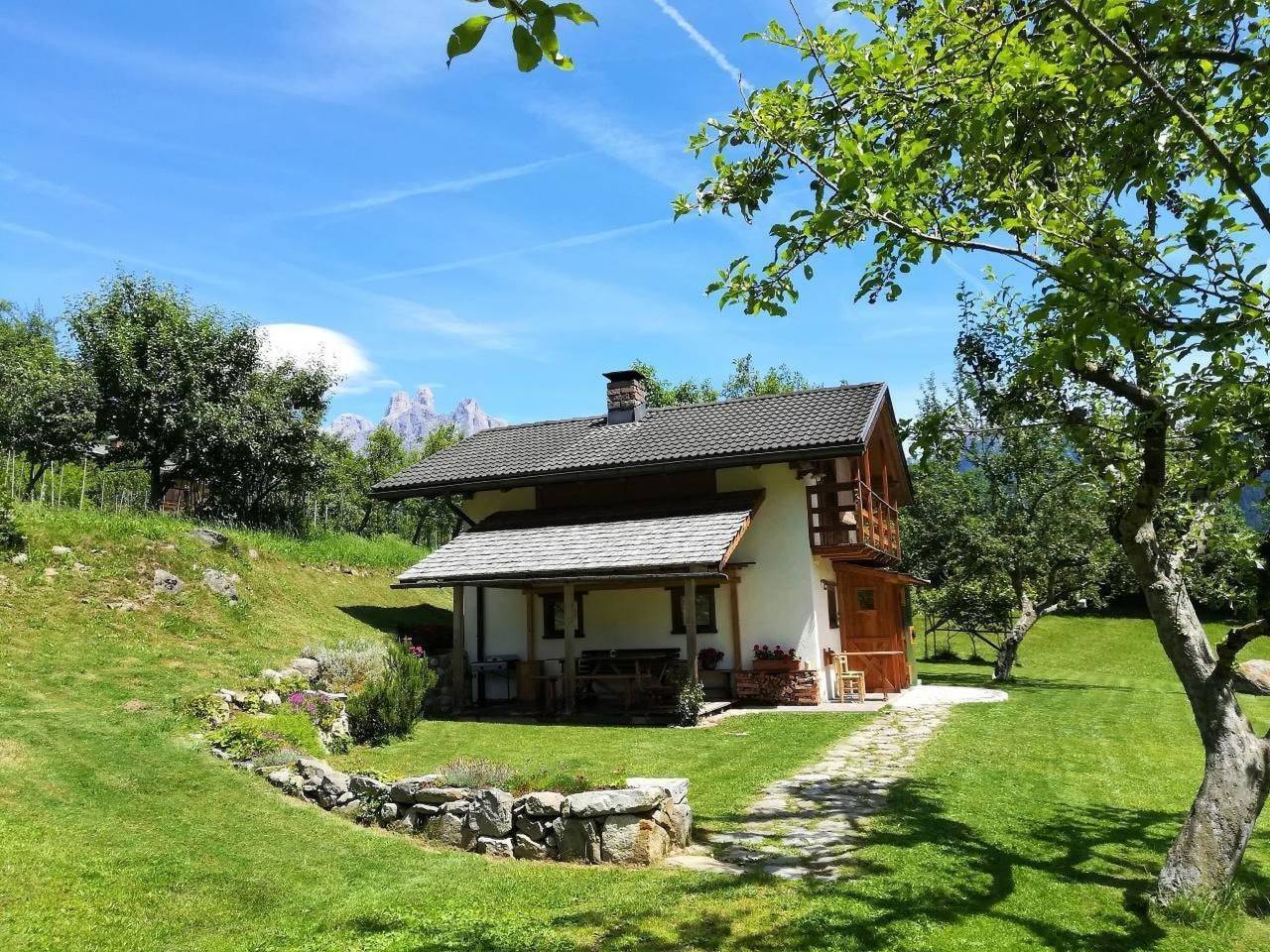 Romantisches Chalet in den Wiesen der Dolomiten in Mezzano, Dolomiti di Fiemme