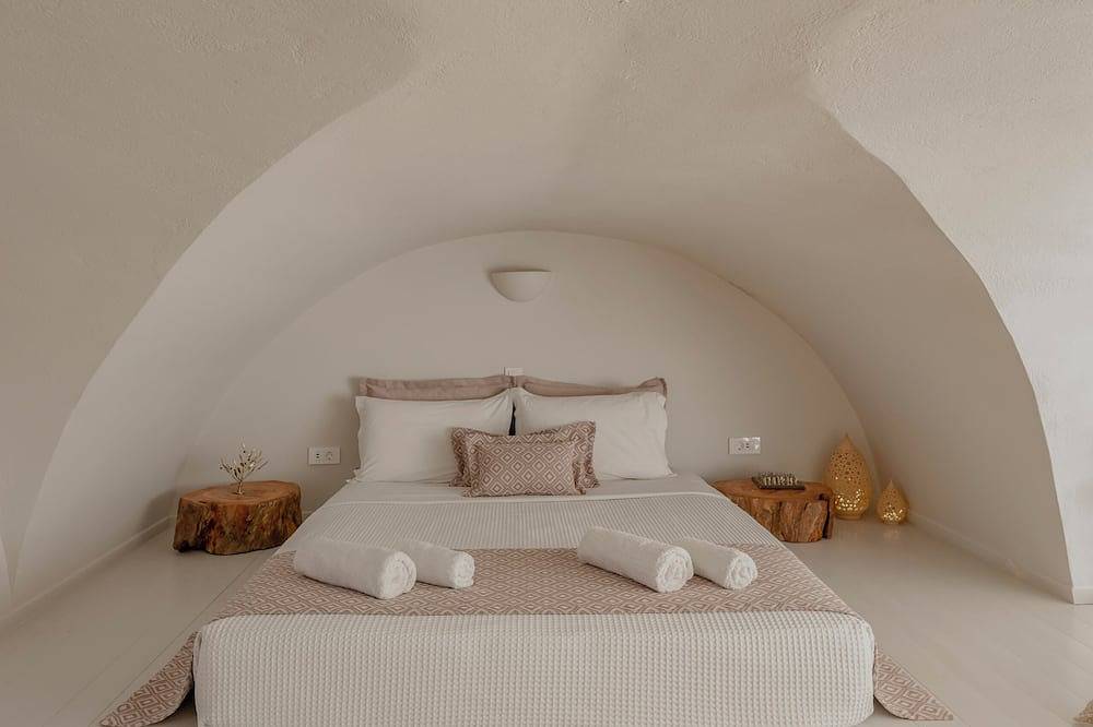 Michelangelo Beach Villa in Santorini